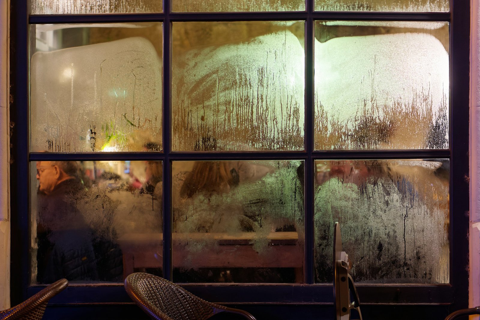 Fenster mit Kondenswasser im Zimmer