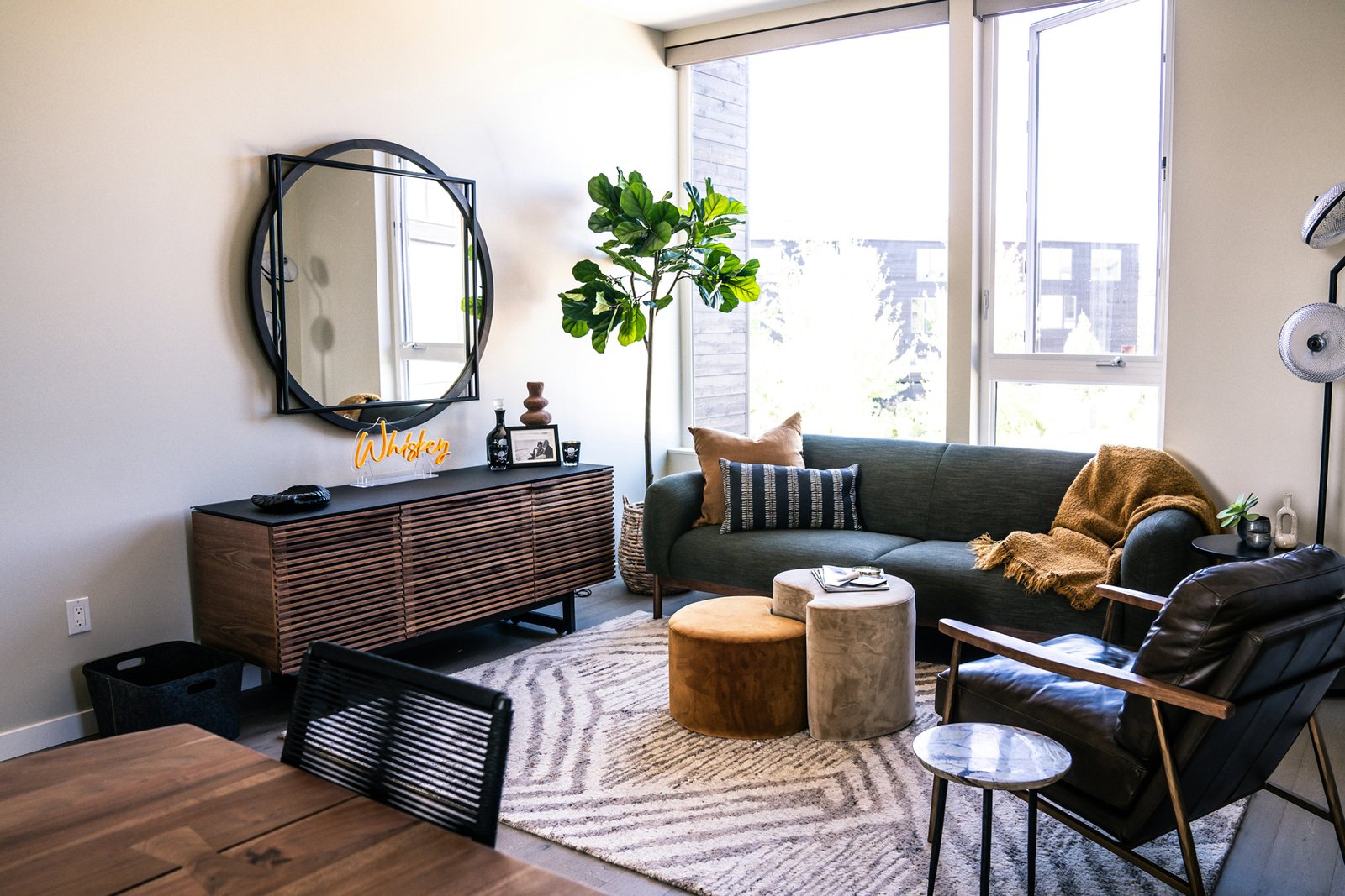 Zimmer mit geöffnetem Fenster und frischer Luft