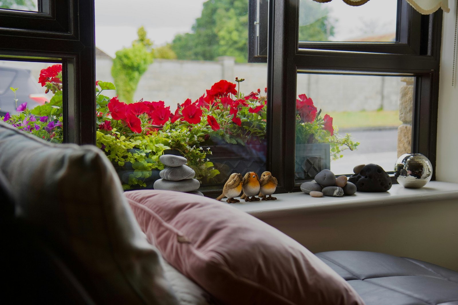 Schlafzimmer mit geöffnetem Fenster am Morgen