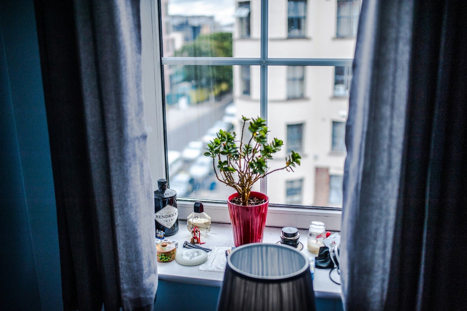 Wohnzimmer mit geschlossenen Fenstern