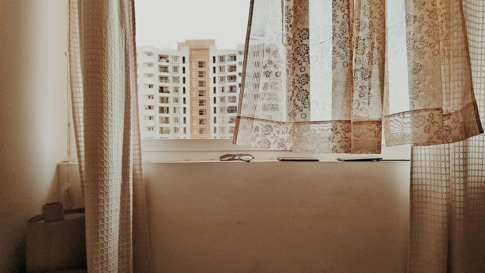 Geöffnetes Fenster in einem Wohnraum