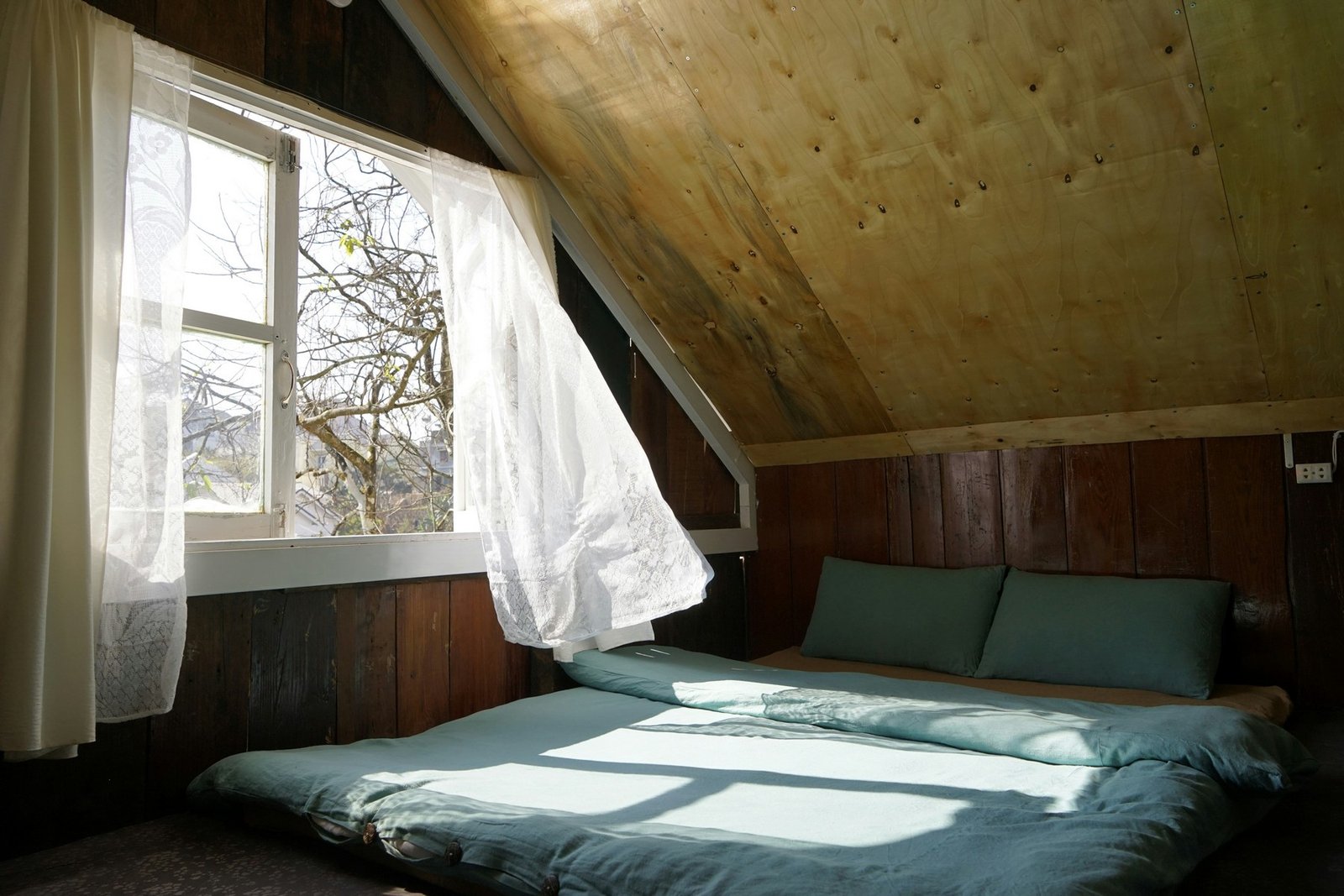 Geöffnetes Fenster in einem Wohnzimmer